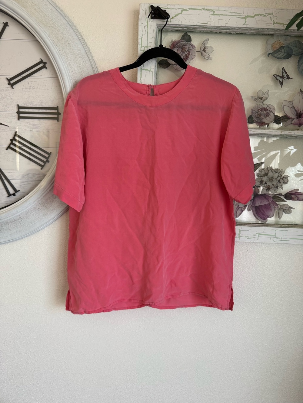 Clio women’s Short-Sleeve Crew Neck Shirt in Coral